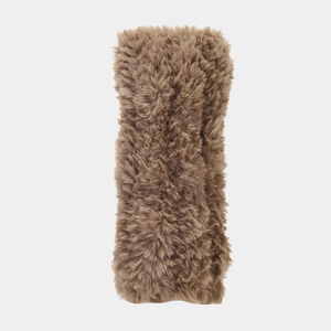 Gros plan sur la texture dense en fausse fourrure marron d'un accessoire d'hiver