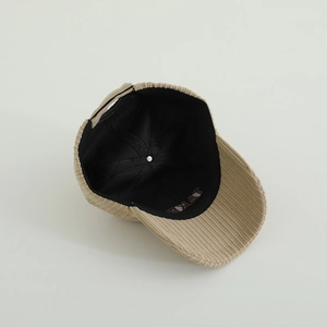 Détail de la casquette enfant en velours côtelé kaki avec doublure noire et sangle