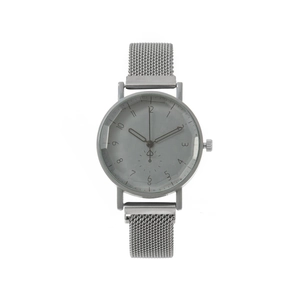 Montre à quartz argentée minimaliste avec bracelet en maille acier et cadran à chiffres