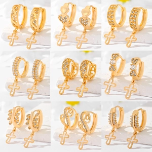 Set mit 9 Paar vergoldeten Creolen mit Zirkonia und eleganten Kreuzanhängern für Damen