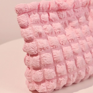 Neceser rosa acolchado con textura de burbujas 3D para organizar cosméticos