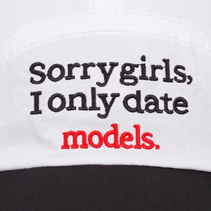 Weiße Baseballkappe mit sorry girls I only date models Stickerei auf der Vorderseite