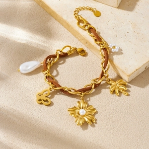 Bracciale vintage con catena dorata, cordino marrone, perle e ciondolo a farfalla