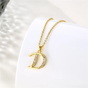 Collier plaqué or 18 carats avec pendentif lettre D en zircon sur socle blanc