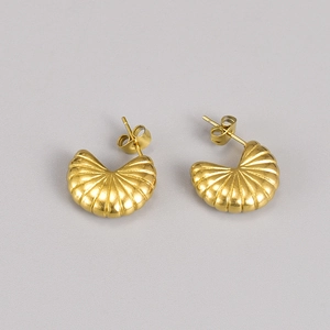 Golden fan-shaped shell textured stud earrings in polished 18K gold plated titanium steel