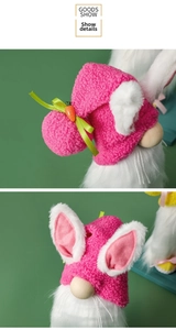 Détail du gnome de Pâques rose avec oreilles de lapin, carotte et nez en bois