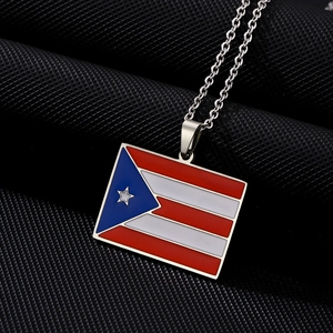 Détail macro du pendentif drapeau de Porto Rico avec chaîne en argent poli