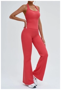 Dettaglio del set yoga rosso corallo con spalline larghe e pantaloni a zampa opachi