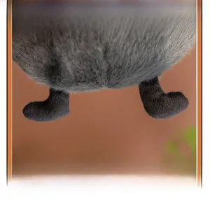 Détail macro de la texture pelucheuse grise et des petites pattes noires de la mouche