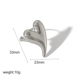 Détail de la bague coeur en argent poli montrant les dimensions 33mm de long et 23mm