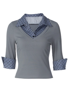 Haut polo femme gris en maille côtelée avec col et poignets à carreaux bleus et noirs