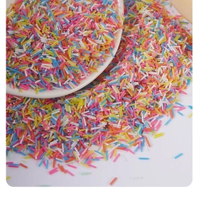 Makroaufnahme von bunten Zuckerstreuseln Dekoration in Rosa, Gelb und Blau für Desserts