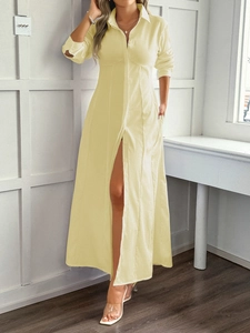 Elegante abito a camicia giallo pallido con bottoni frontali e spacco laterale da donna