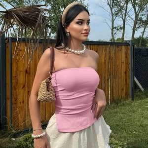 Gros plan extérieur d'un haut bustier rose moulant avec tissu stretch confortable