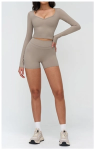 Détails du haut de yoga beige à col en V et manches longues avec short de sport taille haute
