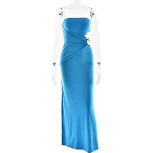 Détail de la robe longue bustier bleue avec découpe latérale et boucle dorée décorative