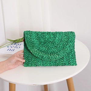 Pochette a busta in paglia intrecciata verde con trama a cerchi per uno stile estivo