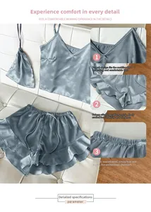 Detail eines graublauen Satin-Pyjama-Sets mit V-Ausschnitt-Top und Rüschenshorts