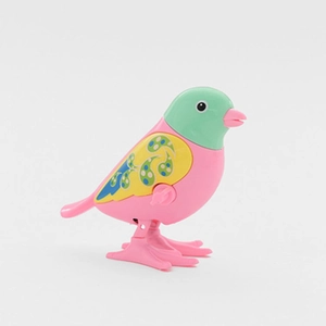 Détail d'un oiseau mécanique en plastique rose et vert avec motifs colorés sur les ailes
