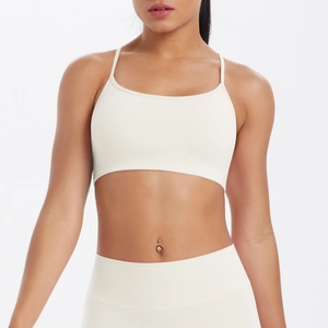Détail de la brassière de yoga dos croisé et du legging taille haute blanc cassé