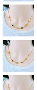 Vue détaillée de colliers en maille serpent dorée avec pendentifs cœur et étoile en émail