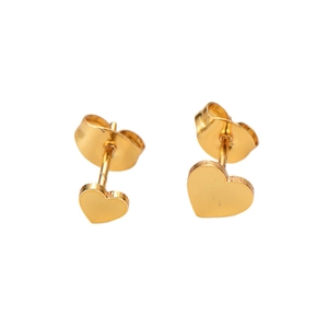 Boucles d'oreilles minimalistes en forme de cœur doré en acier inoxydable sur fond blanc