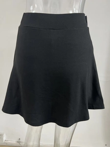 Détail de la taille haute élastique d'une mini-jupe de sport plissée noire avec doublure