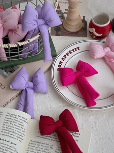 Dettaglio di fiocchi in tessuto imbottito 3D viola, rosa, fucsia e bordeaux