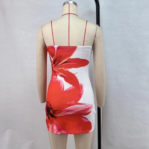 Détail d'une mini robe à fleurs montrant la coupe dos et la silhouette moulante sur mannequin