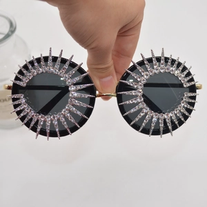 Fashionable round sunglasses with gold frame and sparkling rhinestones for women