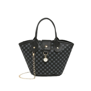 Sac seau noir avec imprimé géométrique, pendentif perle et bandoulière chaîne dorée