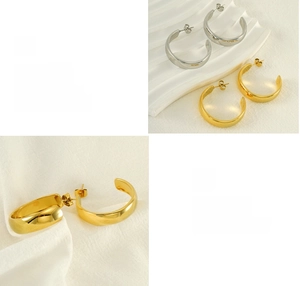 Gros plan de boucles d'oreilles créoles en forme de C avec placage or et argent