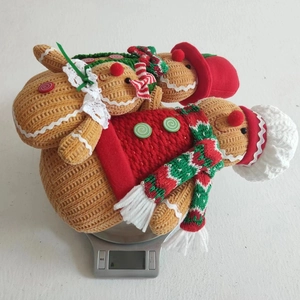 Three-piece knitted gingerbread man Christmas figures weighing 377.5g on a scale