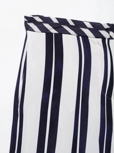 Detail der blau-weiß gestreiften Hose mit diagonalem Bund und vertikalen Mustern