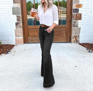 Outdoor-Streetstyle-Ansicht einer Damen High-Waist Schlagjeans und weißem V-Ausschnitt Hemd