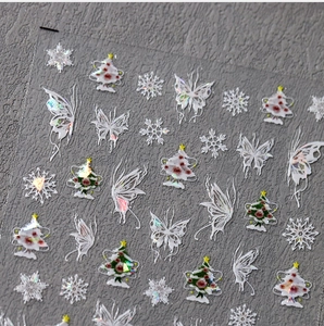Détail macro de stickers holographiques laser pour ongles avec papillons et flocons