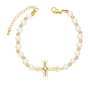 Elegantes goldenes Kreuzarmband mit weißen Perlen und glitzerndem Kristallanhänger