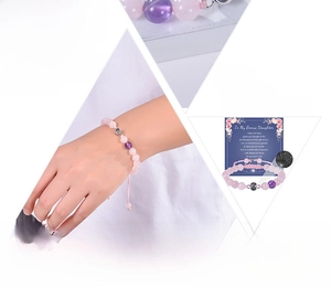 Détail macro du bracelet en quartz rose avec pierre de projection Je t'aime en 100 langues