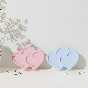 Detailansicht der rosa und blauen Herz-Silikonformen für DIY-Schmuckschalen und Tabletts