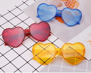 Bunte herzförmige Sonnenbrille Detailaufnahme, modische Partybrille mit transparenten.