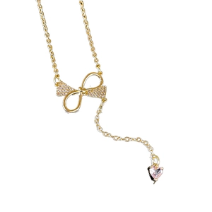 Collier élégant en or avec nœud, zircons et un pendentif en forme de cœur rose
