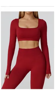 Détail de l'ensemble de yoga sans couture rouge cerise avec taille haute et col carré