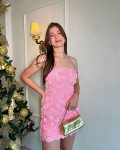 Détail de la robe moulante rose bustier avec fleurs 3D et sac à chaîne dorée élégant