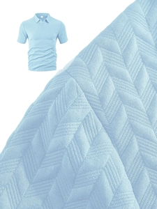Vue macro du tissu jacquard respirant avec texture à chevrons sur ce polo bleu pour homme