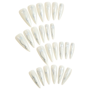 Faux ongles stiletto crème avec motifs de flammes argentées, lot de 24 pièces