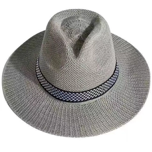 Chapeau de soleil tressé gris pour hommes avec silhouette fedora et ruban noir texturé