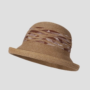 Détail du tissage en paille marron foncé et du ruban à motifs ondulés sur le chapeau
