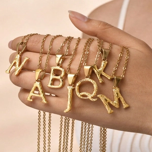 Colliers en acier inoxydable plaqué or 18 carats avec pendentifs lettre et texture écorce
