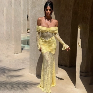 Détail de la manche en dentelle jaune et tissu plissé sur robe bustier moulante