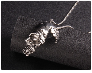 Détail macro du pendentif crâne gothique en acier inoxydable avec finition argentée